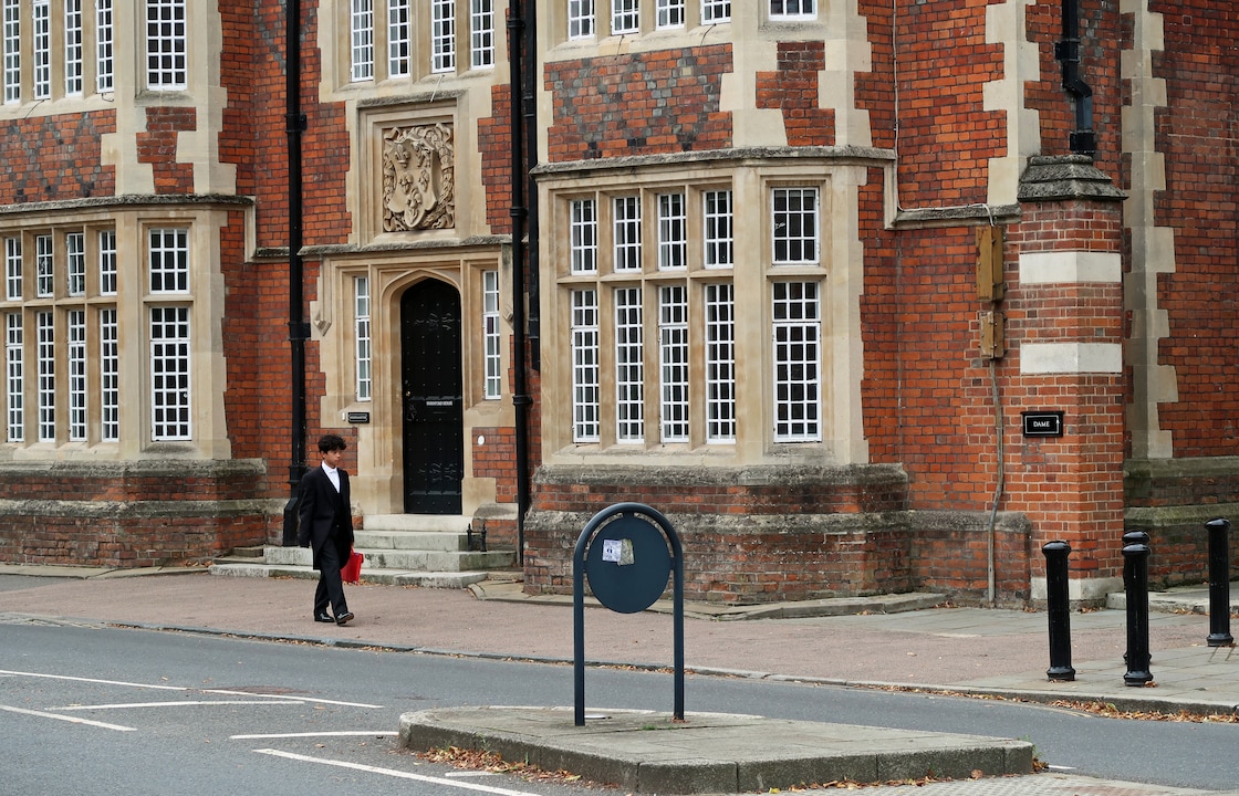 O menino deveria ir para uma escola de prestígio como Eton no futuro. (imagem símbolo)