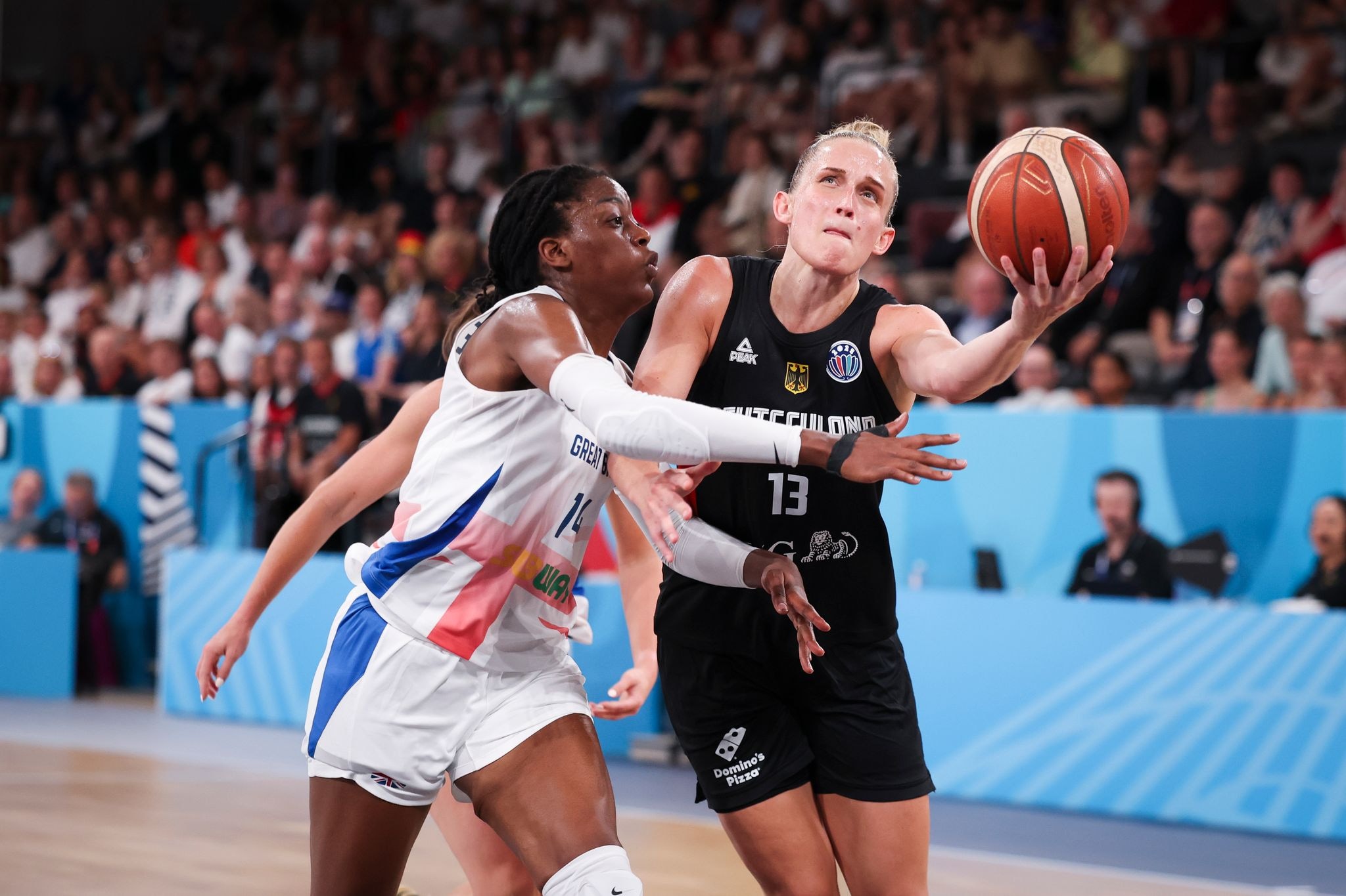 Niemka Leonie Fiebich (z prawej) kontra Brytyjka Temi Fagbenle