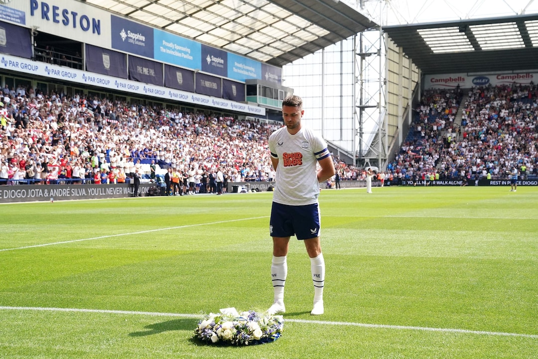 Il capitano del Preston Whiteman depone una corona di fiori.