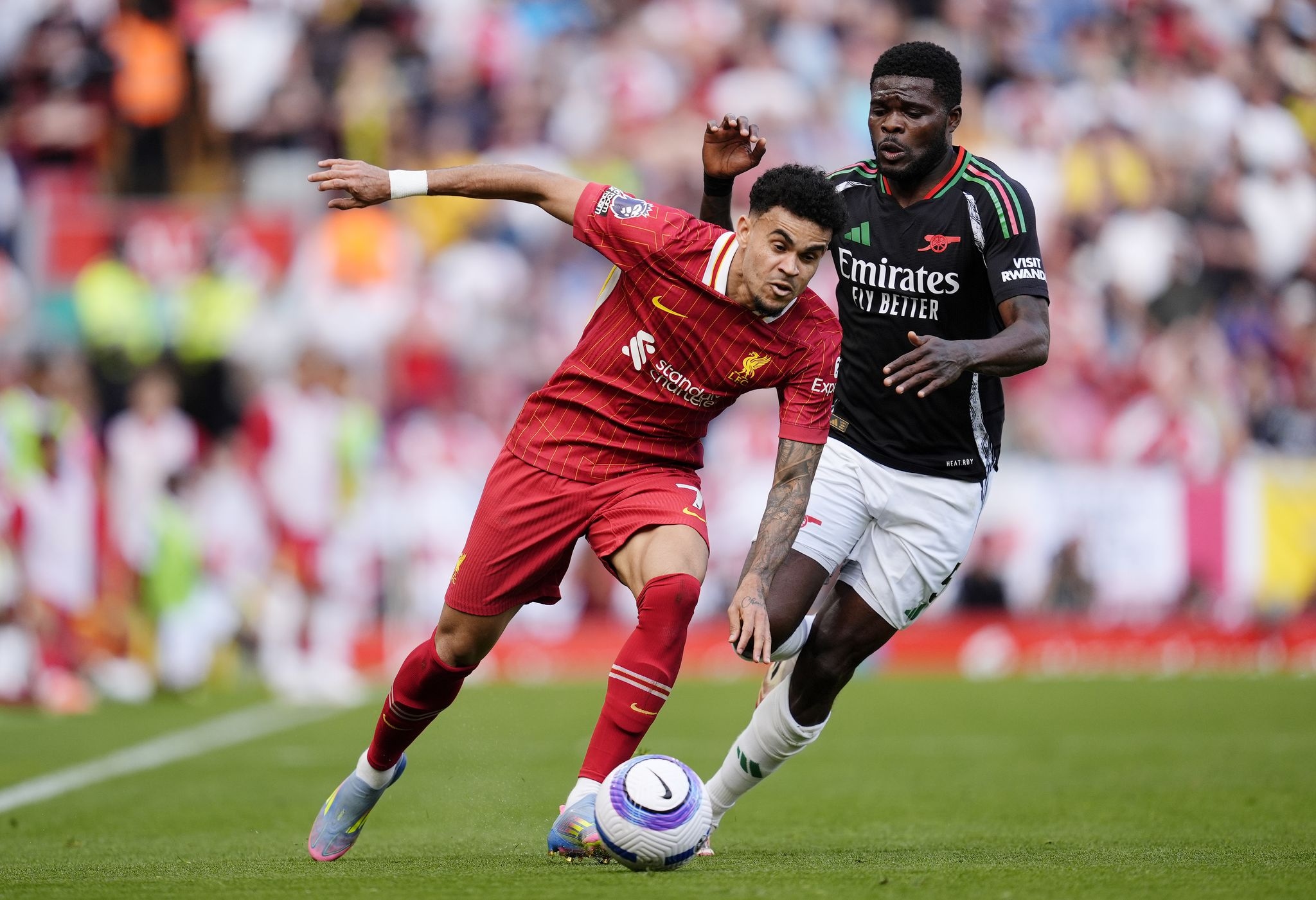 Thomas Partey (right) in a duel with Luis Diaz.