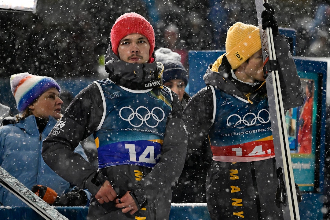 Philipp Raimund (l.) and Andreas Wellinger are inconsolable after the demolition