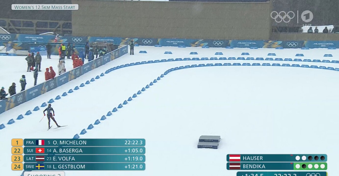 Franziska Preuß runs her penalty laps alone after the third shooting