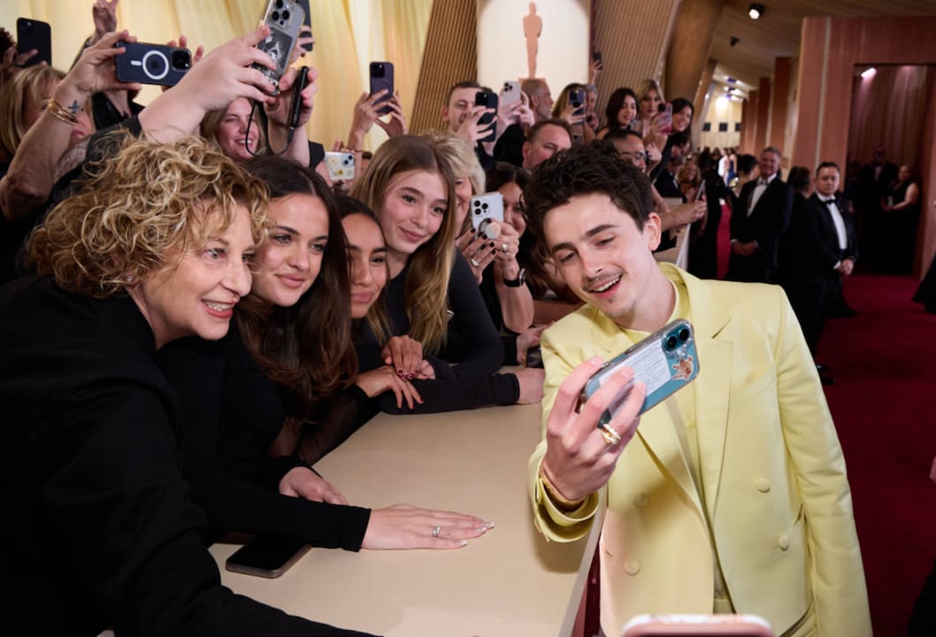 Timothée Chalamet, kırmızı halıda hayranları olan bir selfie yapar.