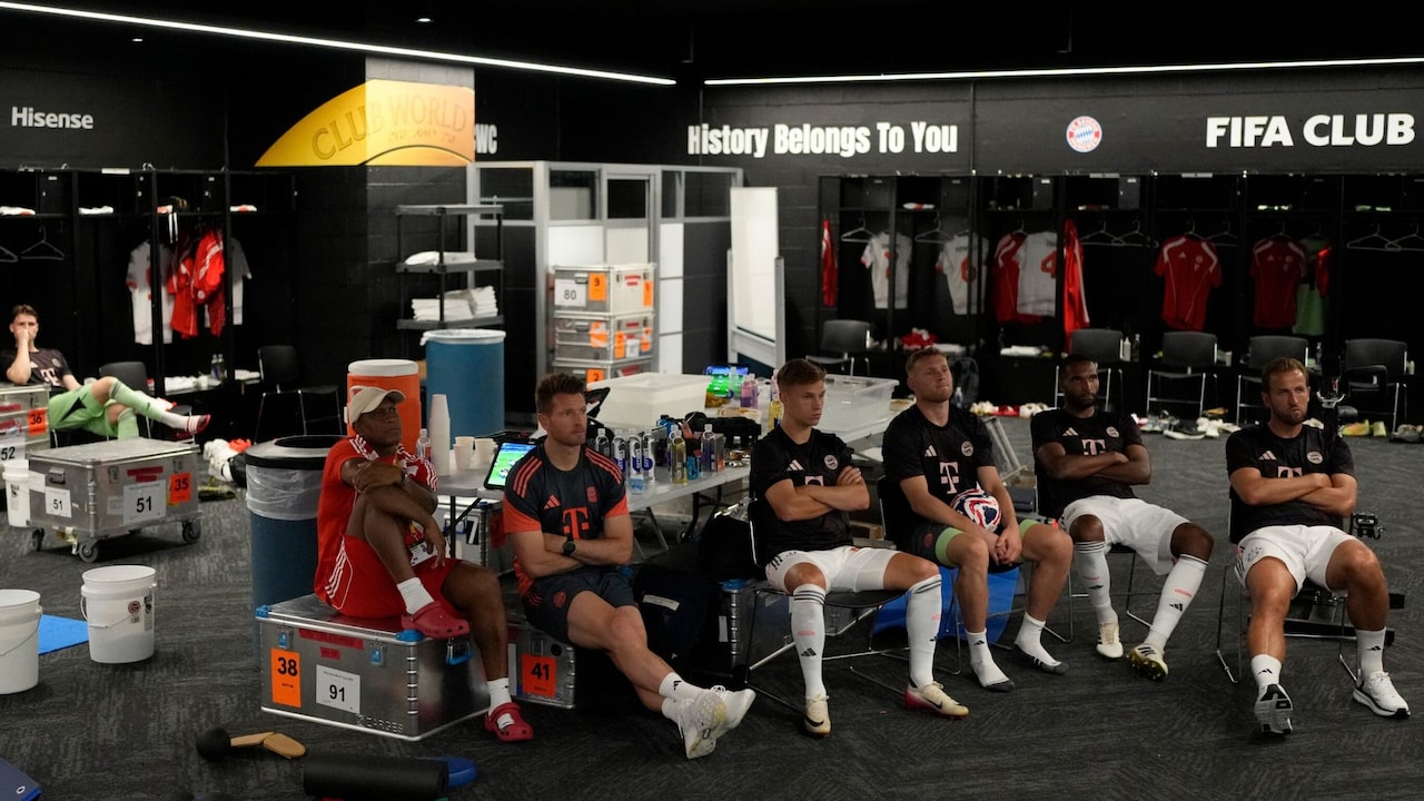 FC Bayern substitutes watch the game in the dressing room due to the heat