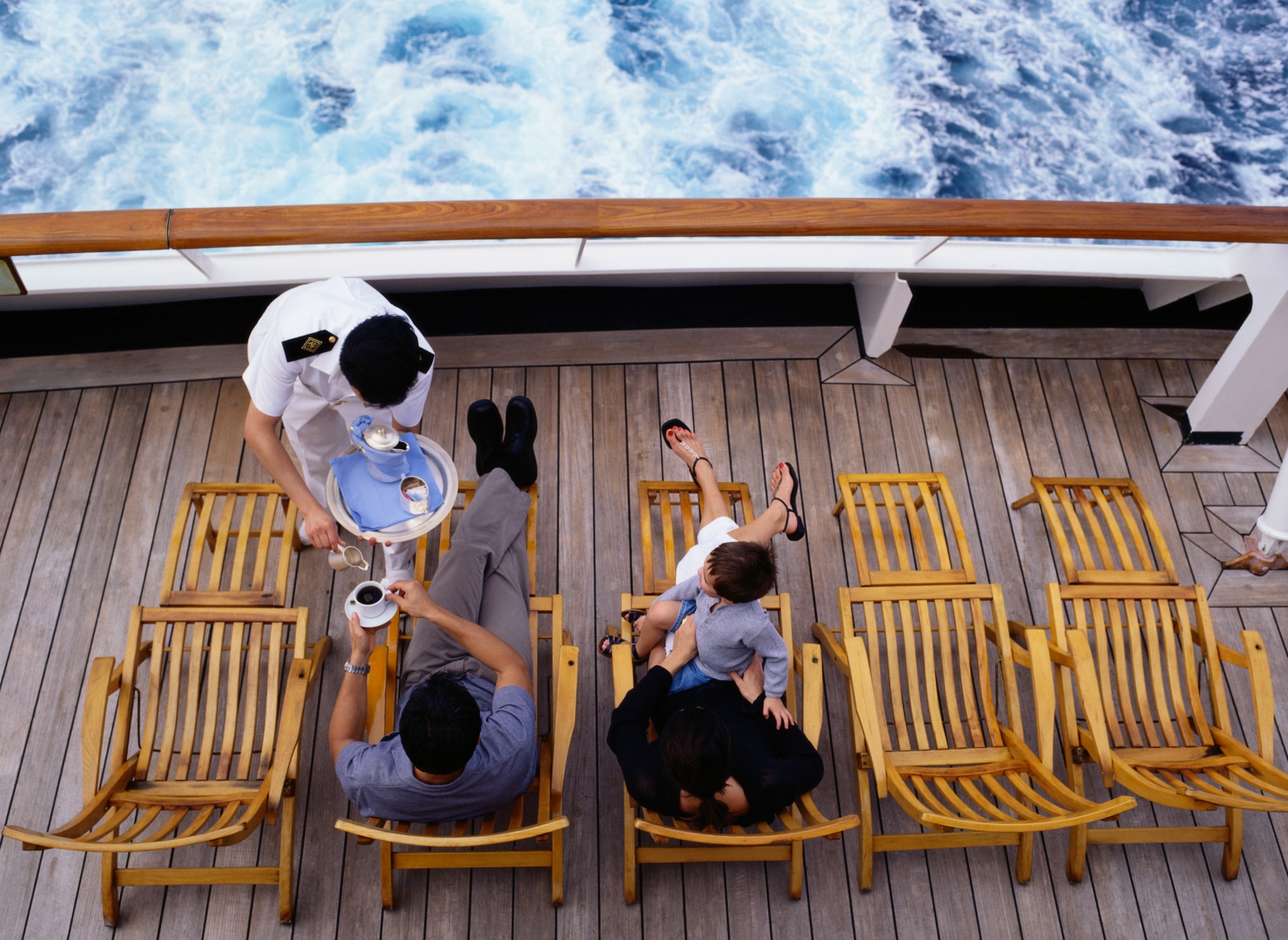 Duizenden mensen uit landen als India, Colombia en de Filipijnen werken op cruiseschepen – vaak onder zware omstandigheden, ver weg van hun families.