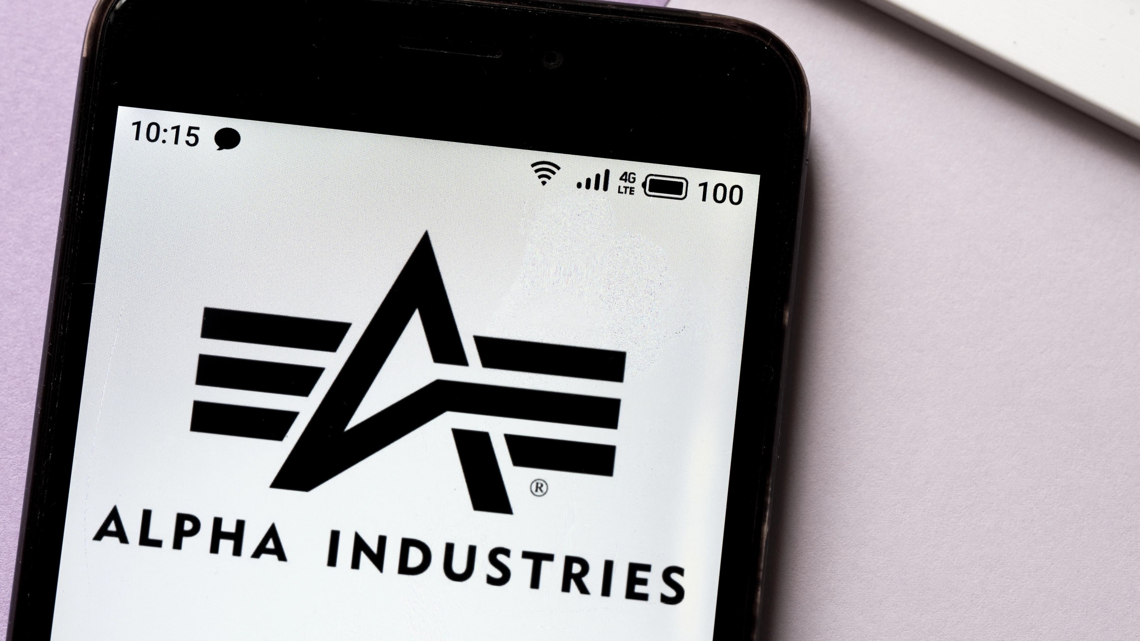 Die Frage, ob man Alpha Industries noch tragen darf, kommt teilweise auf, da die Marke mit einer kontroversen Geschichte verbunden ist. Besonders im deutschsprachigen Raum sorgt ihr Image bis heute für Diskussionen. … <a href="https://praxistipps.focus.de/darf-man-alpha-industries-tragen-der-umstand-erklaert_189250"> ... mehr</a>