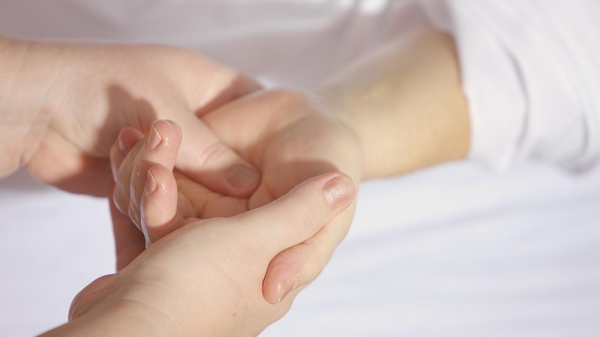 Gelenke machen manchmal seltsame Geräusche und können gruselig knacken, wenn Sie das Handgelenk kreisen. Selten hat das wirklich mit körperlichen Schäden zu tun. Bei Erkrankungen gibt es noch andere Warnzeichen. … <a href="https://praxistipps.focus.de/knacken-im-handgelenk-daran-kann-es-liegen_105441"> ... mehr</a>