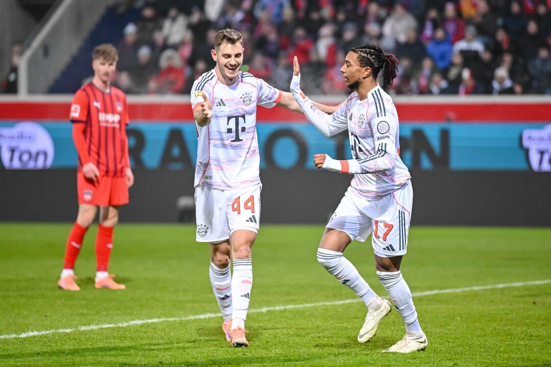 His legs will soon be (even) more expensive: Bayern's Michael Olise (r.) with Josip Stanisic