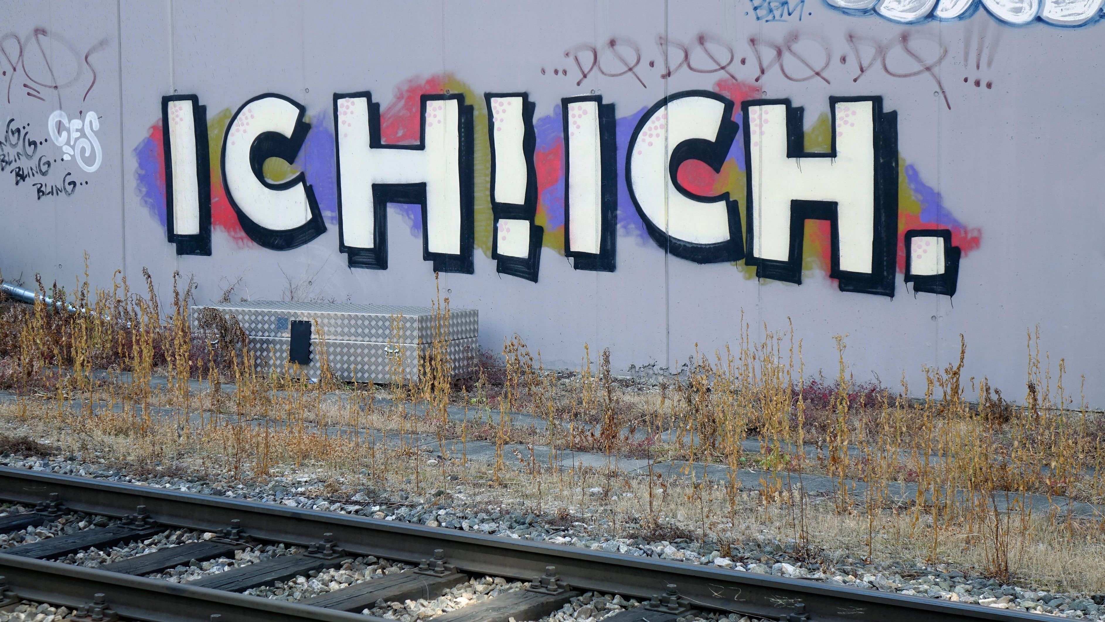 Was passiert, wenn ein Narzisst sich durchschaut fühlt, liegt eigentlich auf der Hand. Er will nicht hören, dass er nicht so toll ist, wie er denkt. Sprechen Sie ihn in einem Gespräch darauf an, ist mit einer ausfallenden bis wütenden Reaktion zu rechnen. … <a href="https://praxistipps.focus.de/was-passiert-wenn-ein-narzisst-sich-durchschaut-fuehlt-alle-infos_145817"> ... mehr</a>