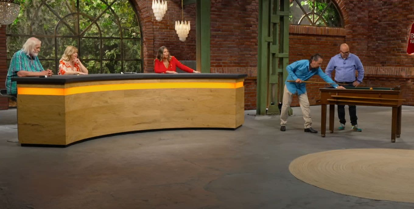 Die Händler sind begeistert vom Billardtisch.