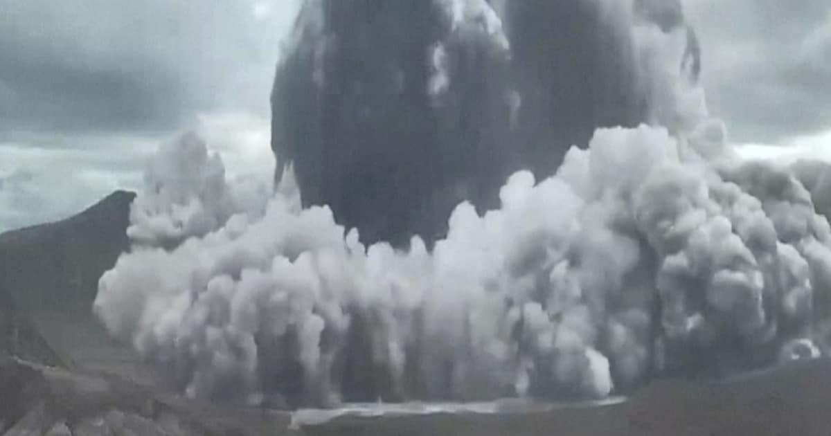 Zwei Kilometer hohe Aschewolke: Video zeigt spektakulären Vulkauausbruch