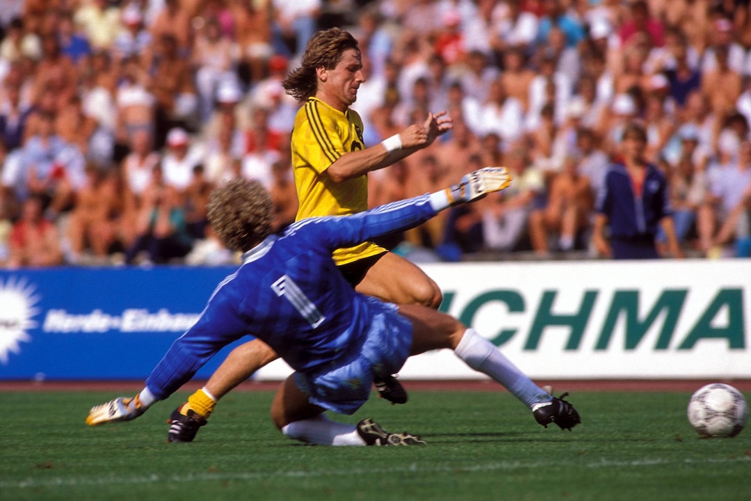 Frank Mill (achter, BVB) cirkelt rond Jean-Marie Pfaff (Bayern)