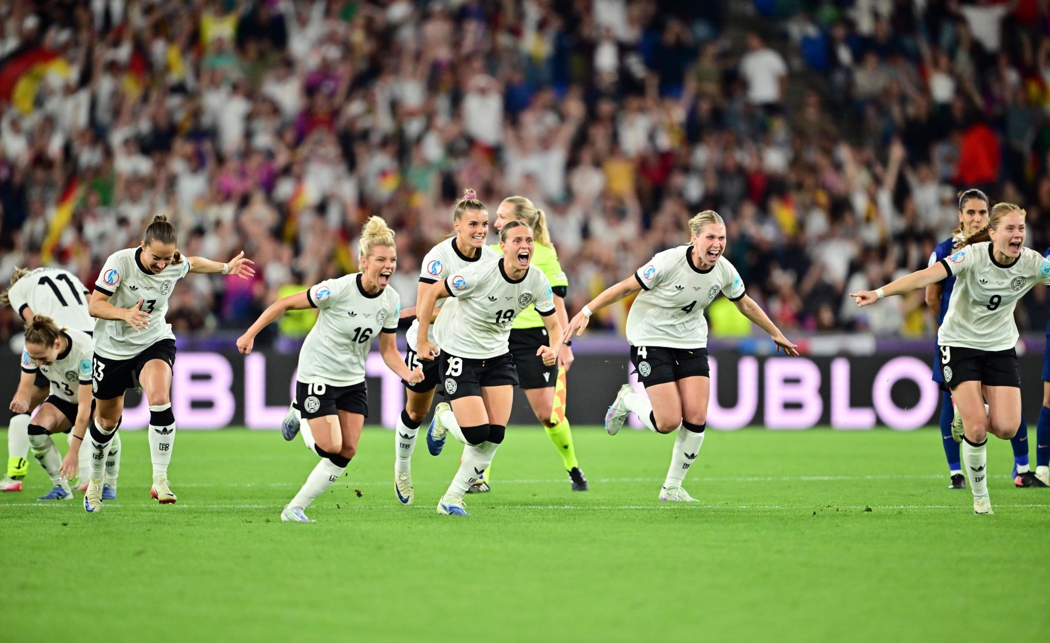 Super seleção da Alemanha vence a França e chega às semifinais