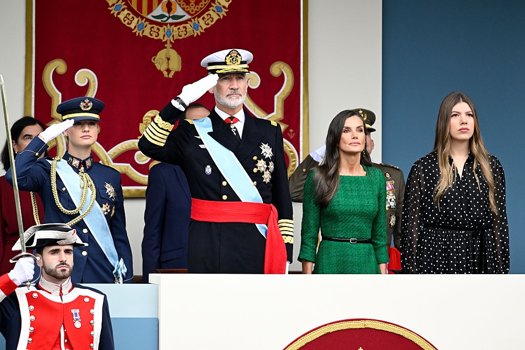 Das Königspaar und ihre beiden Töchter verfolgen aufmerksam die Militärparade zum spanischen Nationalfeiertag.