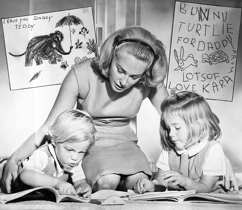 Joan mit Sohn Ted (damals 3) und Tochter Kara (damals 4) im Jahr 1964.