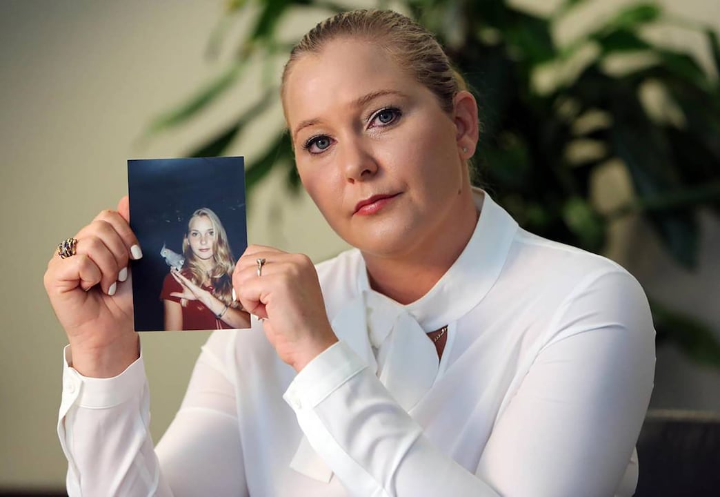 Virginia Giuffre im November 2022 mit einem Bild von sich selbst als Teenager.