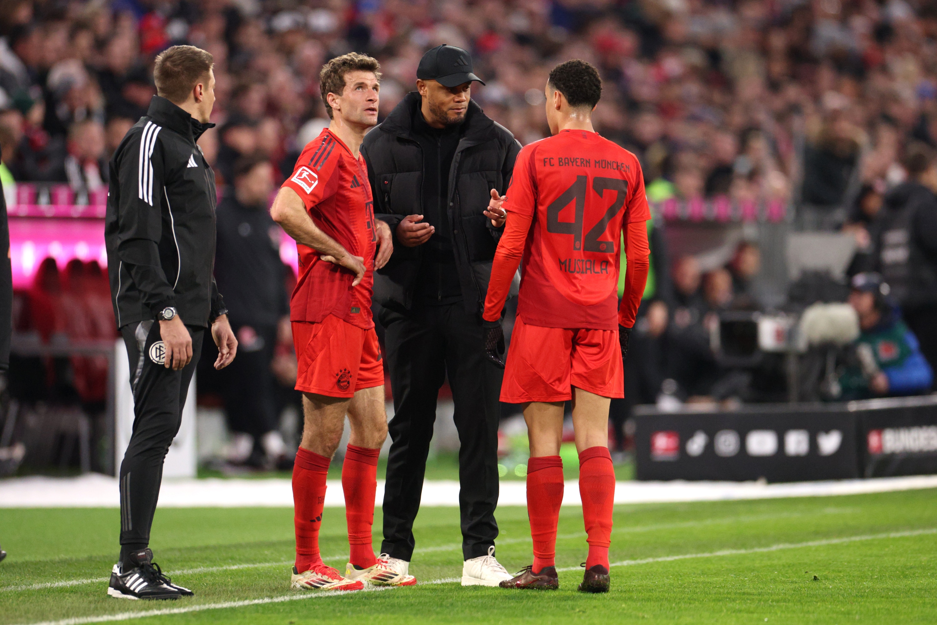 Vincent Kompany berät sich mit Thomas Müller und Jamal Musiala