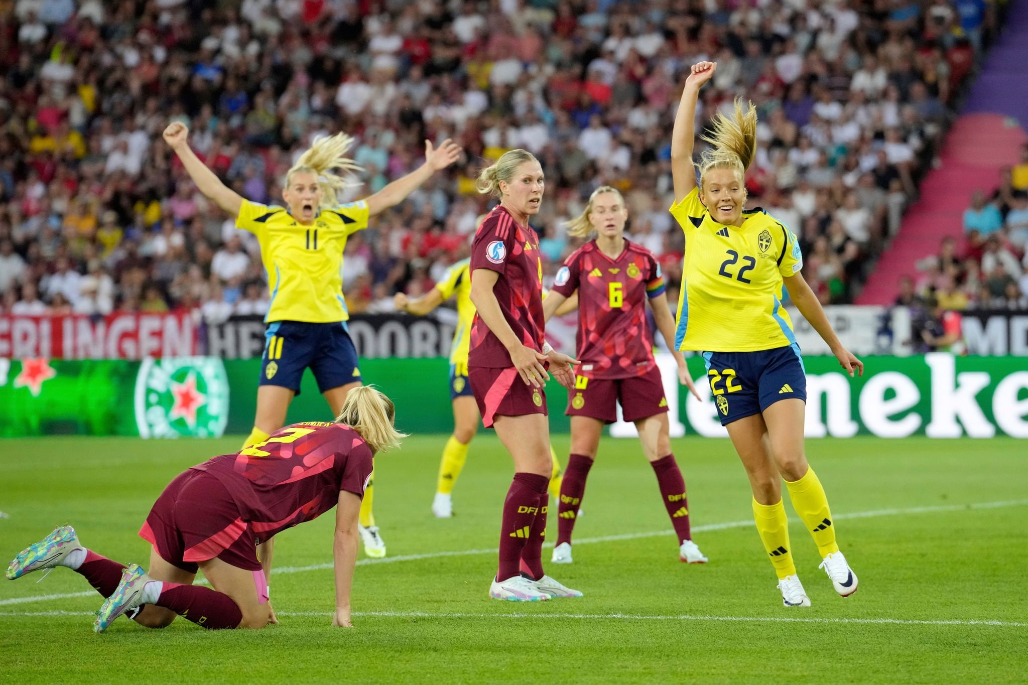 Smilla Holmberg (derecha) celebra su gol contra Alemania - hoy Suecia se enfrenta a Inglaterra