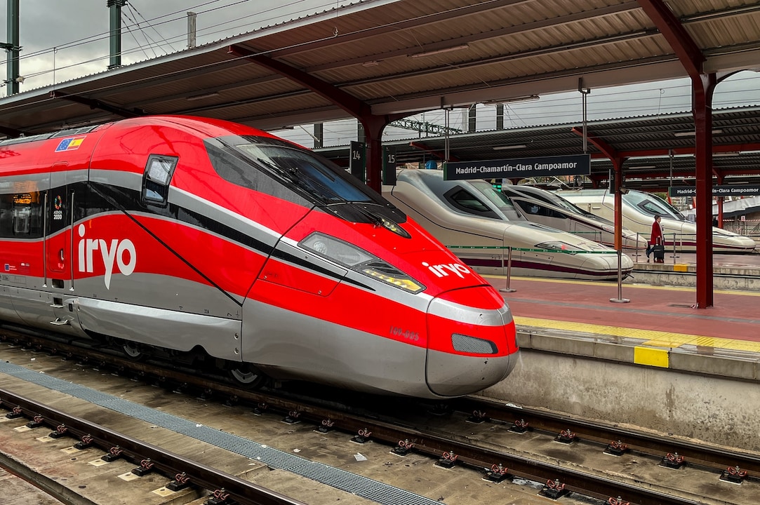 Pociąg Frecciarossa 1000 (l, ETR 400) marki Iryo zaparkowany na stacji Madryt Chamartin.