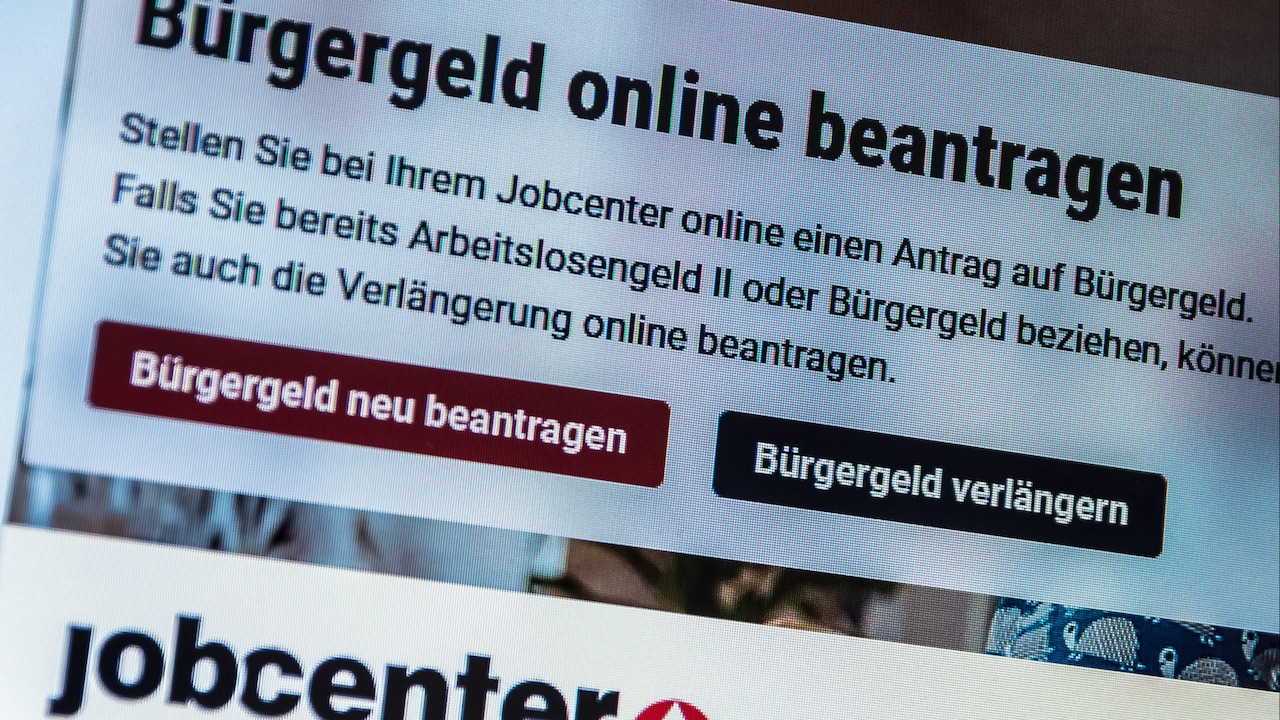 Submit an application for citizen's benefit Submit an application for citizen's benefit Copyright: xZoonar.com stock photos-mgx 20480608