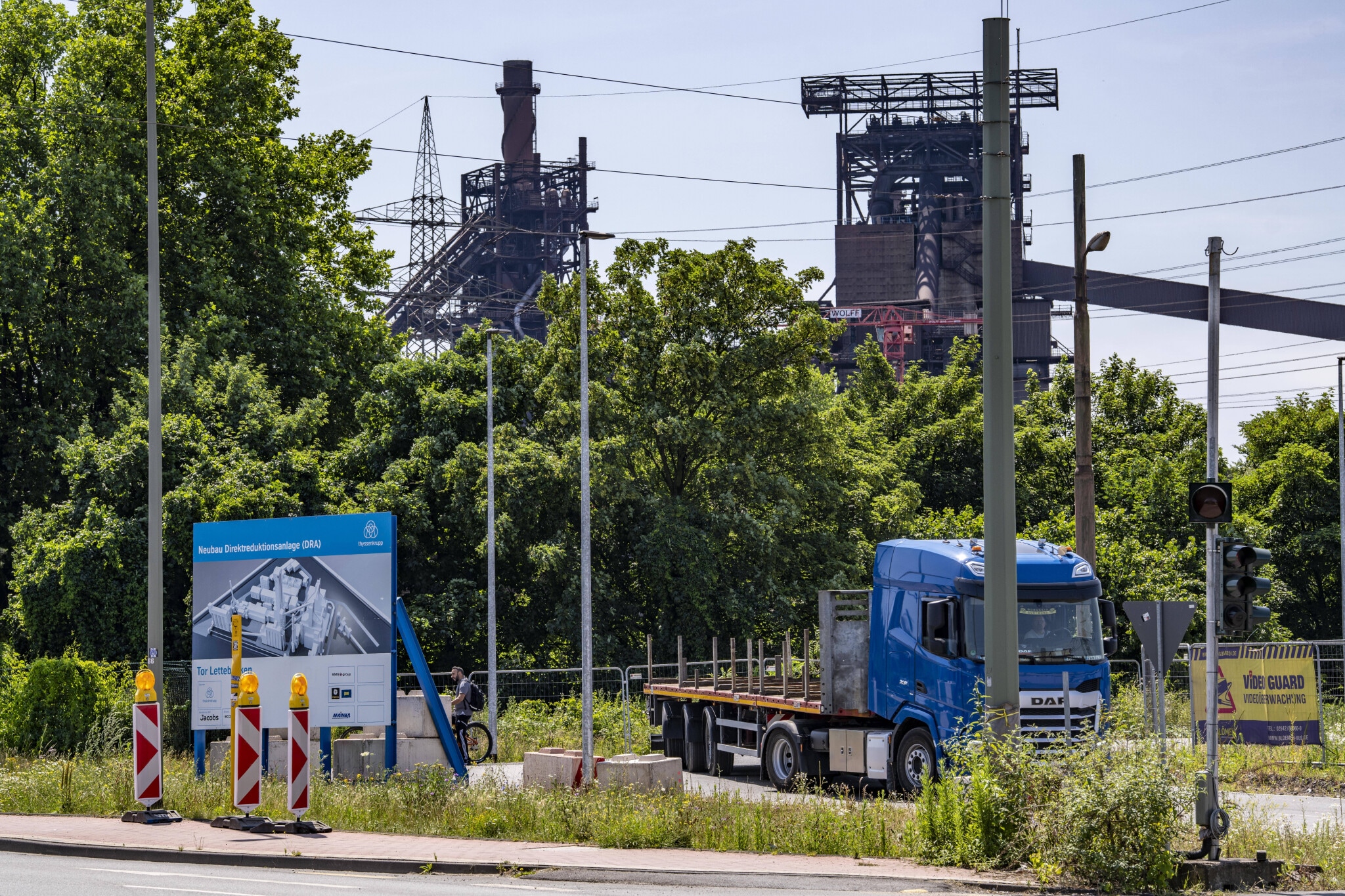 Hier wird noch gebaut: Baustellenschild für eine Direktreduktionsanlage von Thyssenkrupp.