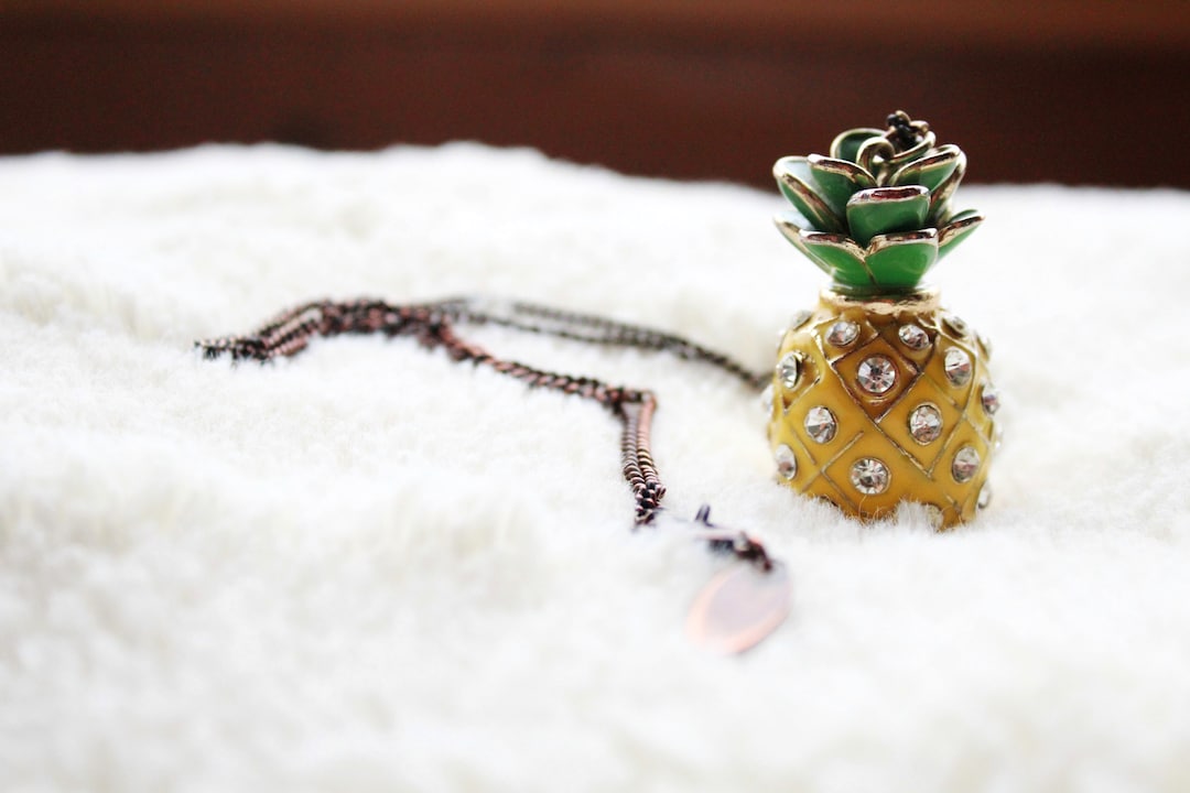 Pineapple pendants: For many, just a fashion accessory—but in the swinger scene, a hidden signal. (Symbolic image: Getty Images)