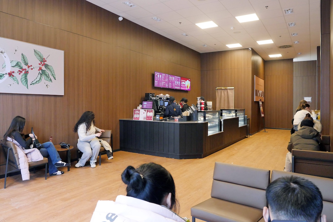 A look into a new Berlin branch of Cotti Coffee. The facility is heavily geared toward the to-go beverage business.