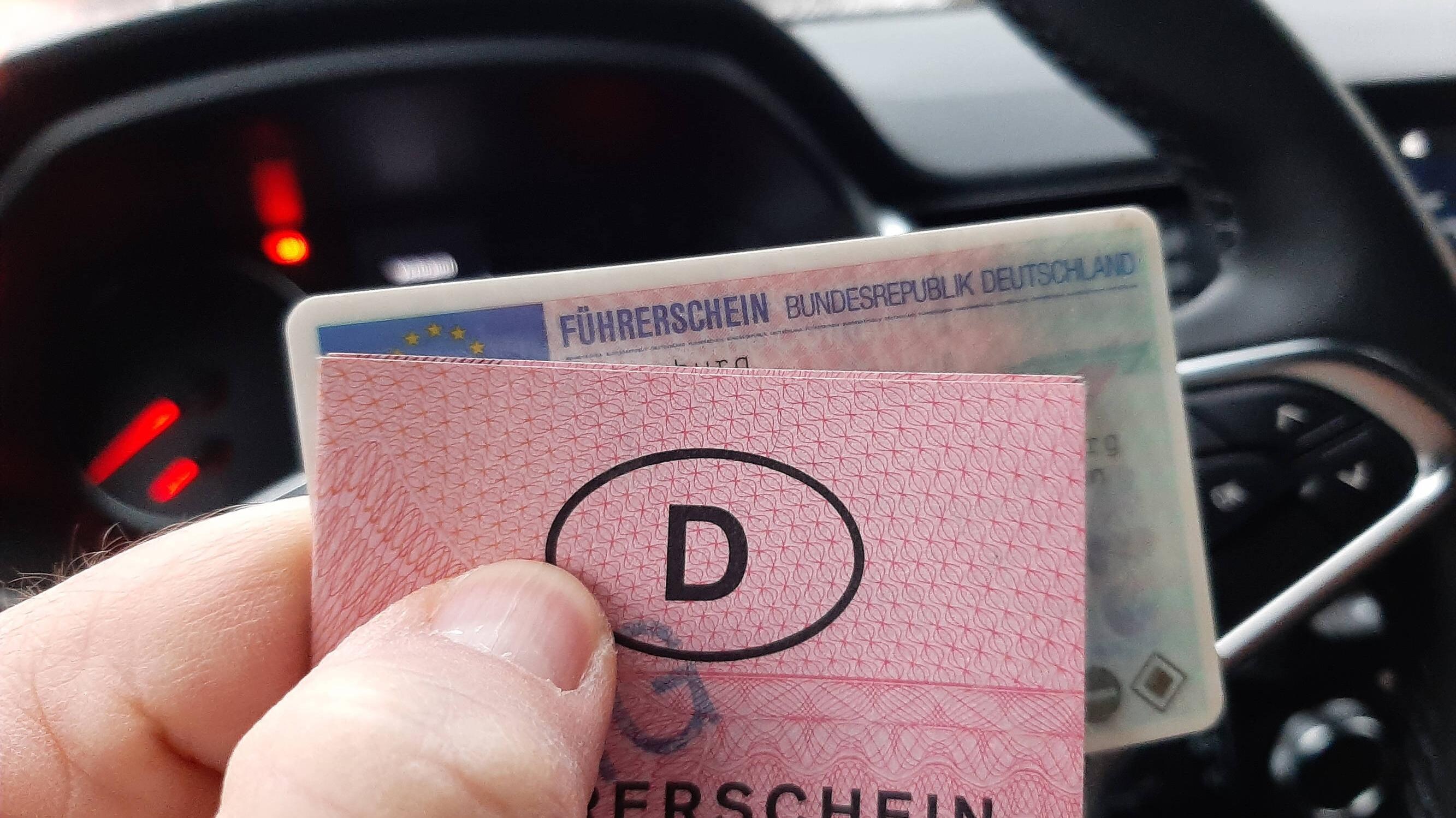 Der Führerschein mit der Schlüsselzahl 79.03 wirft bei vielen Autofahrern Fragen auf. Was bedeutet diese Einschränkung und wie wirkt sie sich auf Ihre Fahrberechtigung aus? … <a href="https://praxistipps.focus.de/fuehrerschein-das-bedeutet-die-schluesselzahl-79-03_100256"> ... mehr</a>