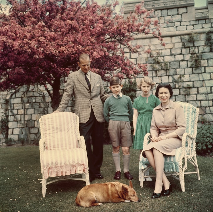 Happy Family? Queen Elizabeth und Ehemann Philip 1959 mit ihren Kindern Anne und Charles. Ein Corgi macht die damals noch kleinere Familie komplett.