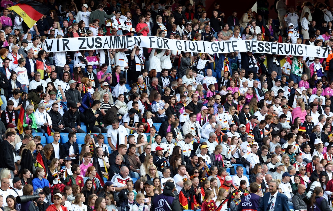 I tifosi espongono striscioni per l'infortunata Giulia Gwinn