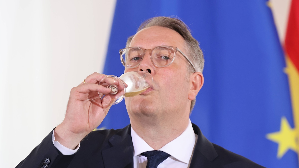 Ministerpräsident Alexander Schweitzer gerät wegen der Gewährung von Sonderurlauben in seiner Landesregierung unter Druck.