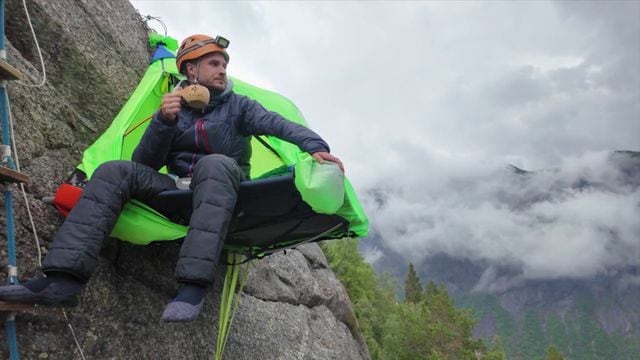 Verslaggever slaapt een nacht op een rotswand - naast hem daalt het 400 meter de diepte in