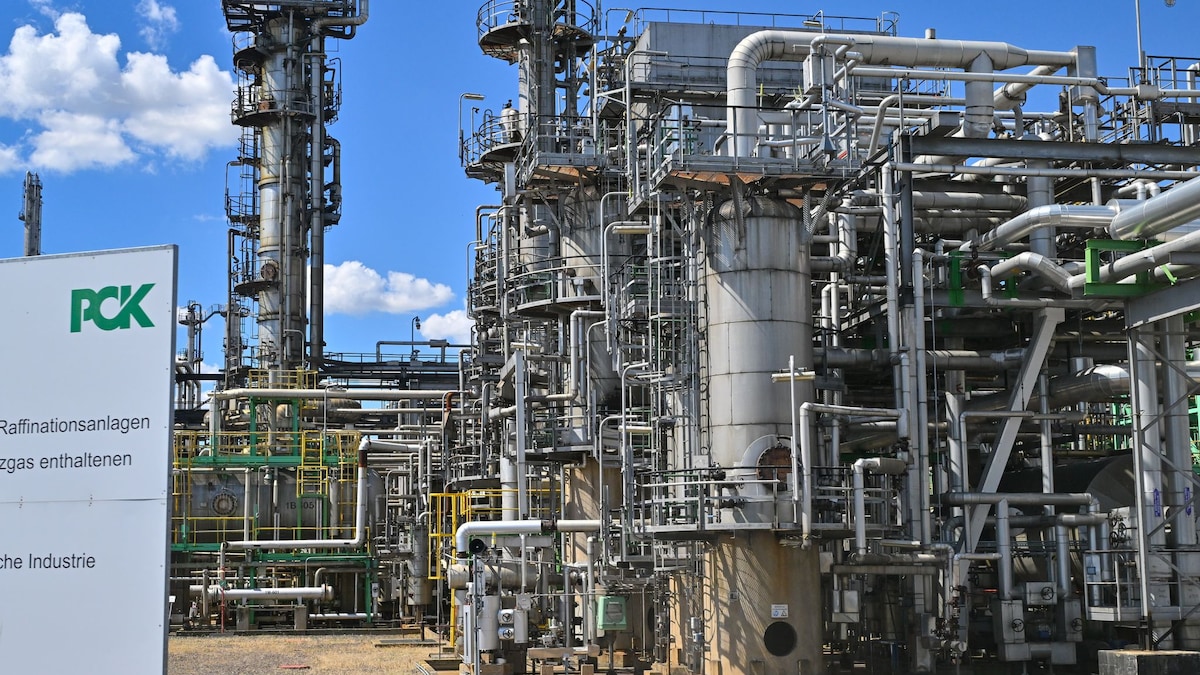 Der Ausstoß an Schwefeldioxid sorgt für Streit über die Raffinerie PCK in Schwedt. (Archivbild)