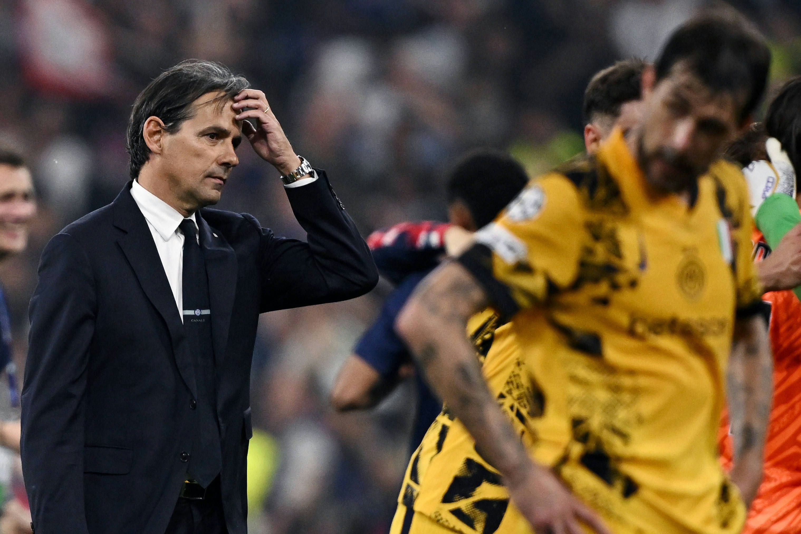 Simone Inzaghi streicht sich über die Stirn.
