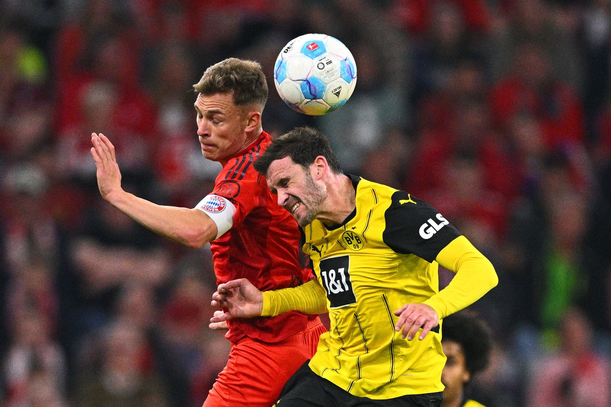 Münchens Joshua Kimmich (l) und Dortmunds Pascal Groß kämpfen im Duell Bayern gegen den BVB um den Ball.