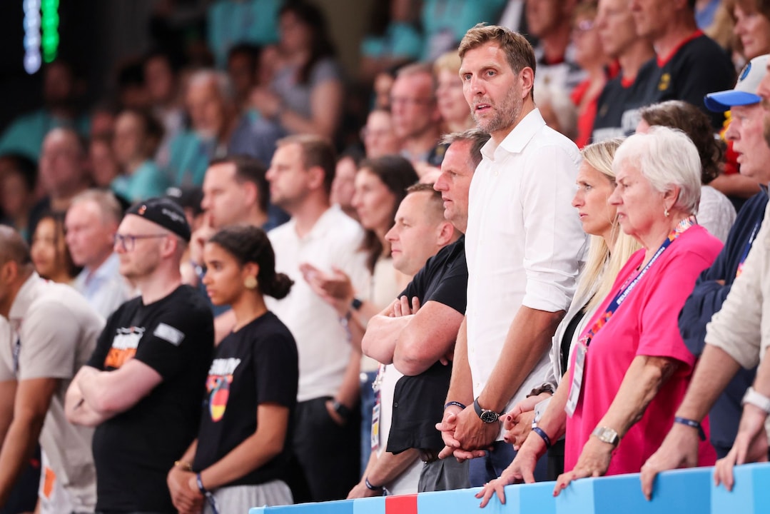 Dirk Nowitzki kijkt toe hoe het Duitse damesbasketbalteam het Europees kampioenschap begint