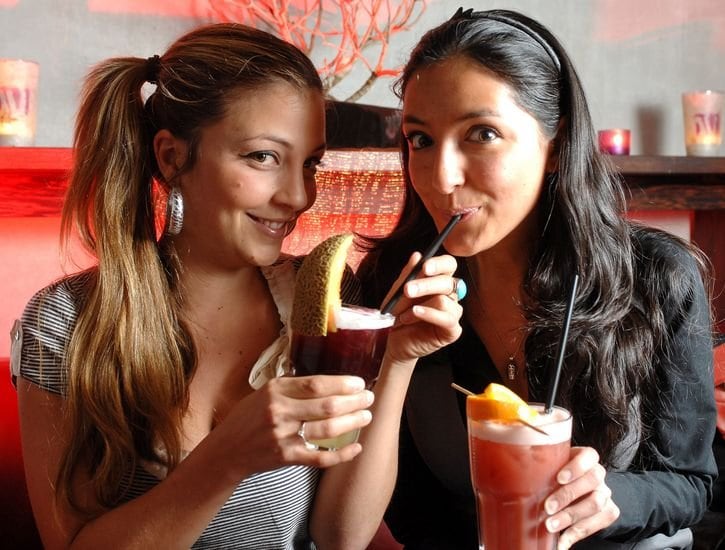 Die Berlinerin hat zu ihrer drei Jahre jüngeren Schwester Derya (r.), die in Frankfurt/Main lebt, einen engen Kontakt. Hier ein Bild von 2008.