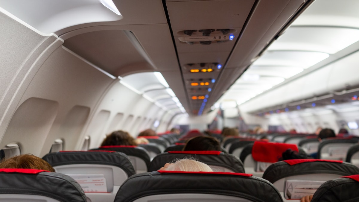 Im Flugzeug sollten Sie niemals Ihre Beine übereinanderschlagen