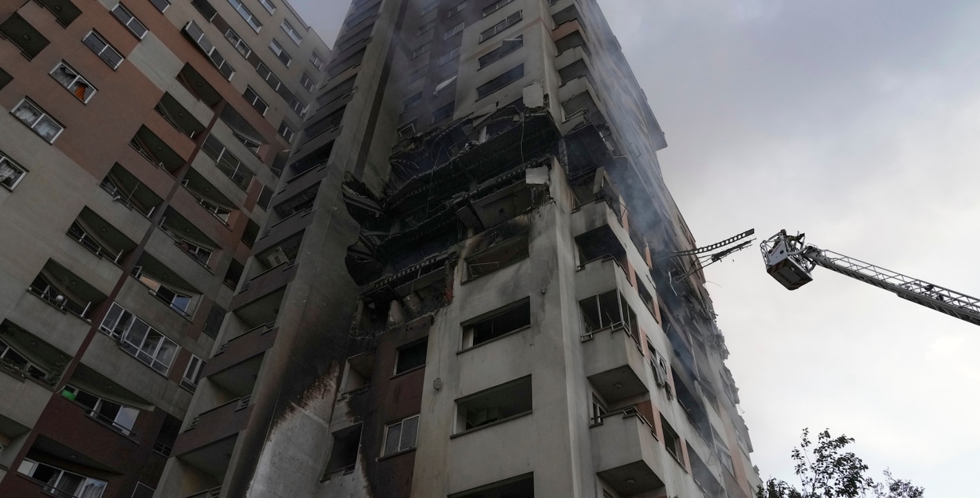 Een Iraans woongebouw getroffen door de aanslagen