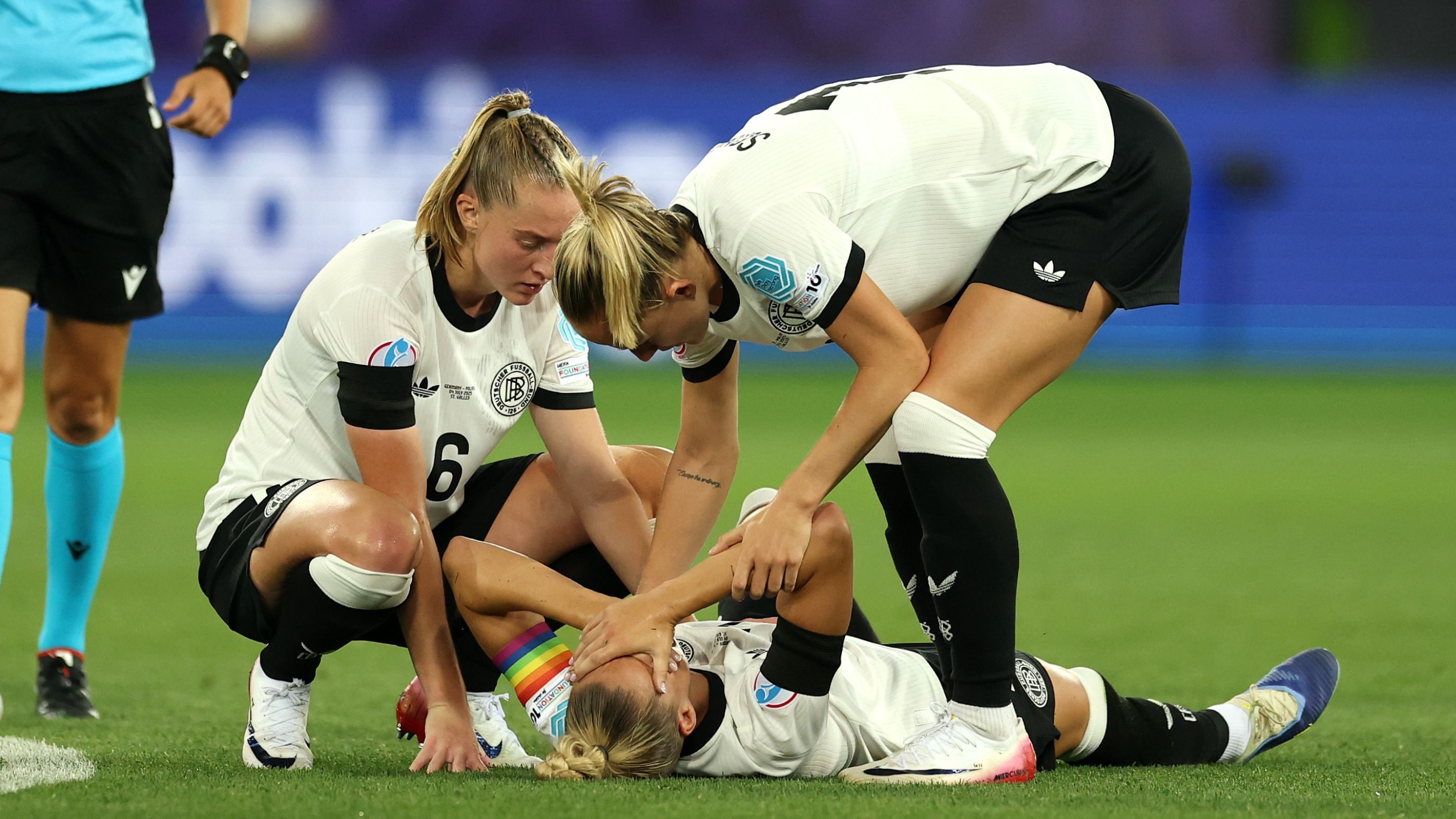 Deutschland besiegt Polen 2:0 zum EM-Auftakt in der Schweiz, verliert aber Giulia Gwinn (26) in der ersten Halbzeit.