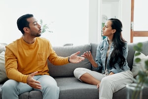 Couple, bagarre et conflit sur le canapé pour divorce, dispute et rupture maussade à la maison. Homme, femme et communication en colère f