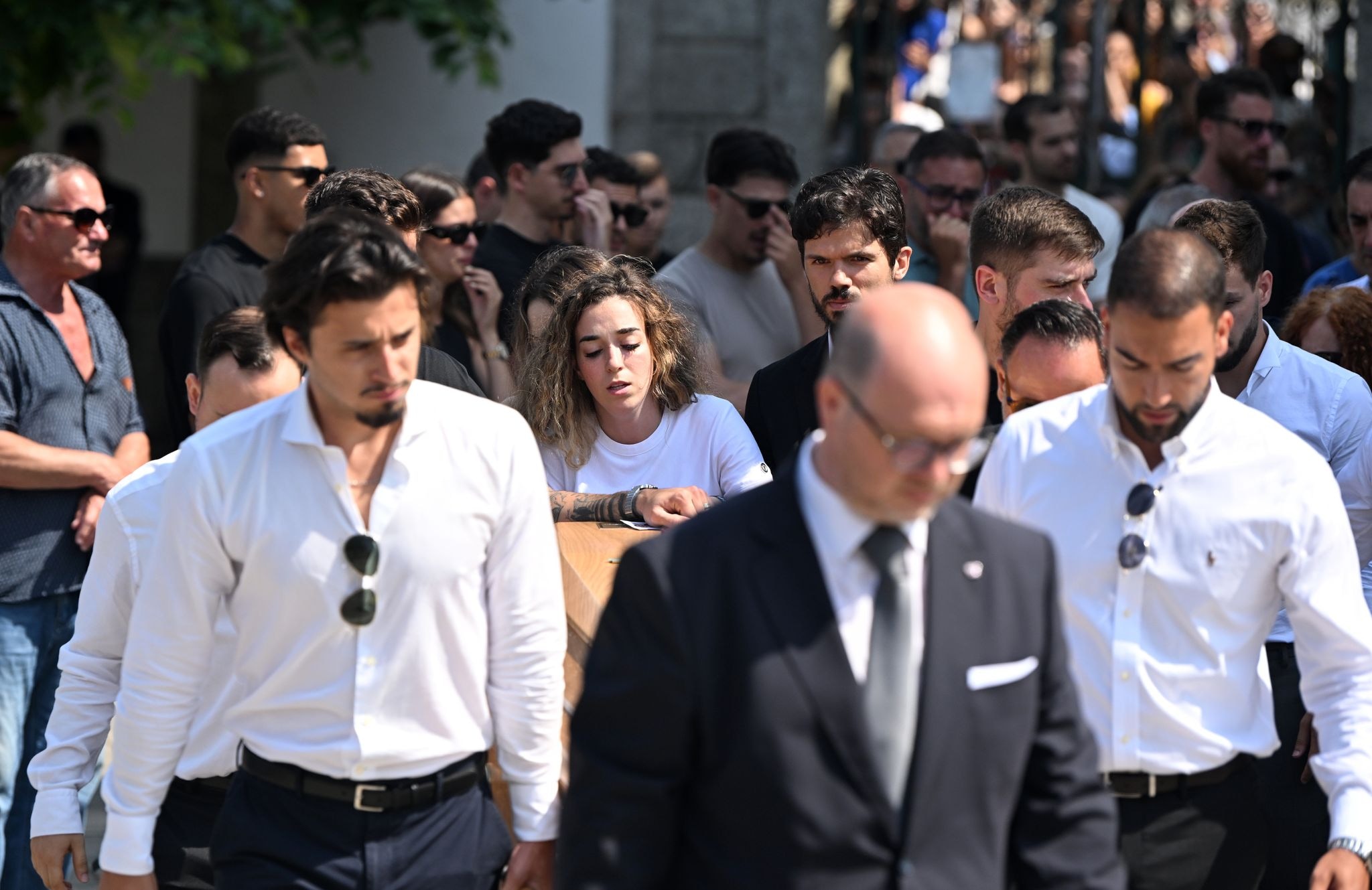 Diogo Jotas Frau Rute Cardoso (M) verlässt nach der Beerdigung von Diogo Jota und Andre Silva die Igreja Matriz de Gondomar