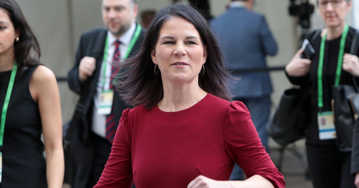 Annalena Baerbock begeistert in London im knallroten Wow-Kleid