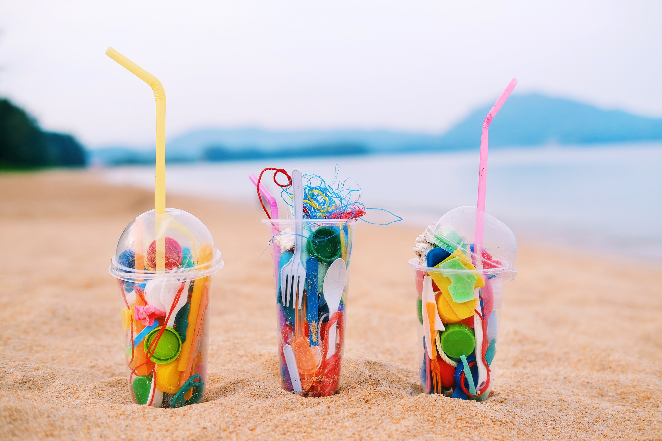 Plastic afval in plastic bekers