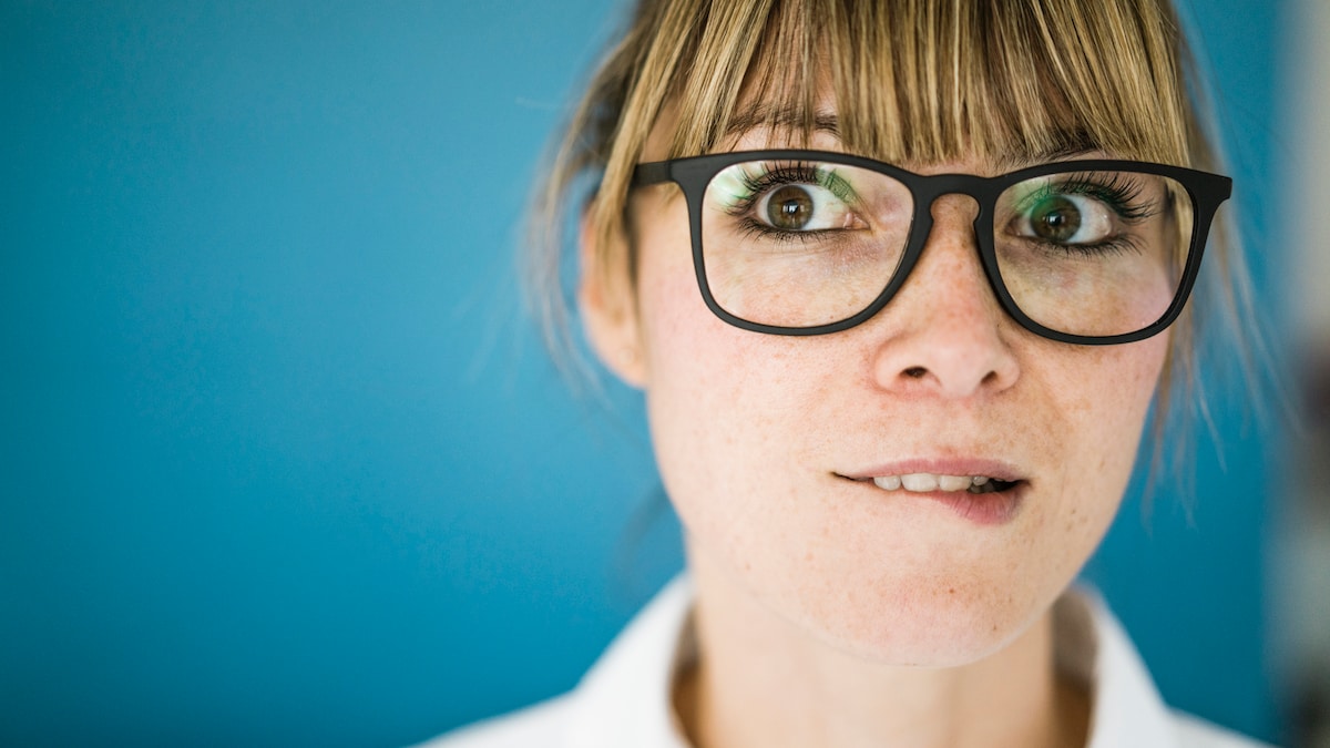 Lippenbeißen kann vieles bedeuten – von Stress über Verlegenheit bis hin zu einem subtilen Flirtsignal. Der Kontext entscheidet, wie wir die Geste richtig deuten.