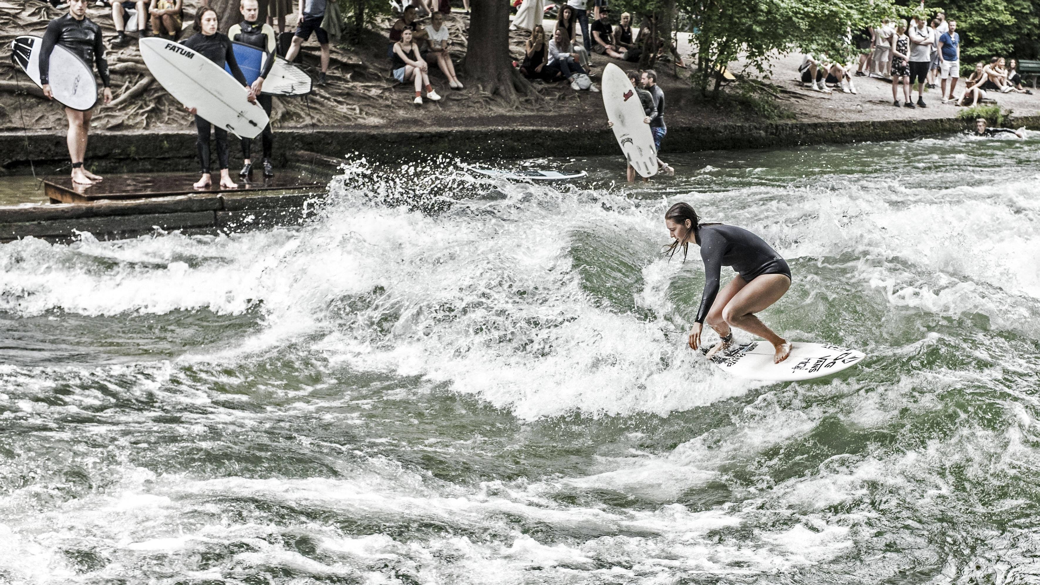 Surfen im Englischen Garten: Die Eisbachwelle in München steht nach einem tödlichen Unfall im Fokus. Surfer sollten hierbei einiges beachten. … <a href="https://praxistipps.focus.de/englischer-garten-surfen-in-der-eisbachwelle-das-muessen-sie-wissen_156707"> ... mehr</a>