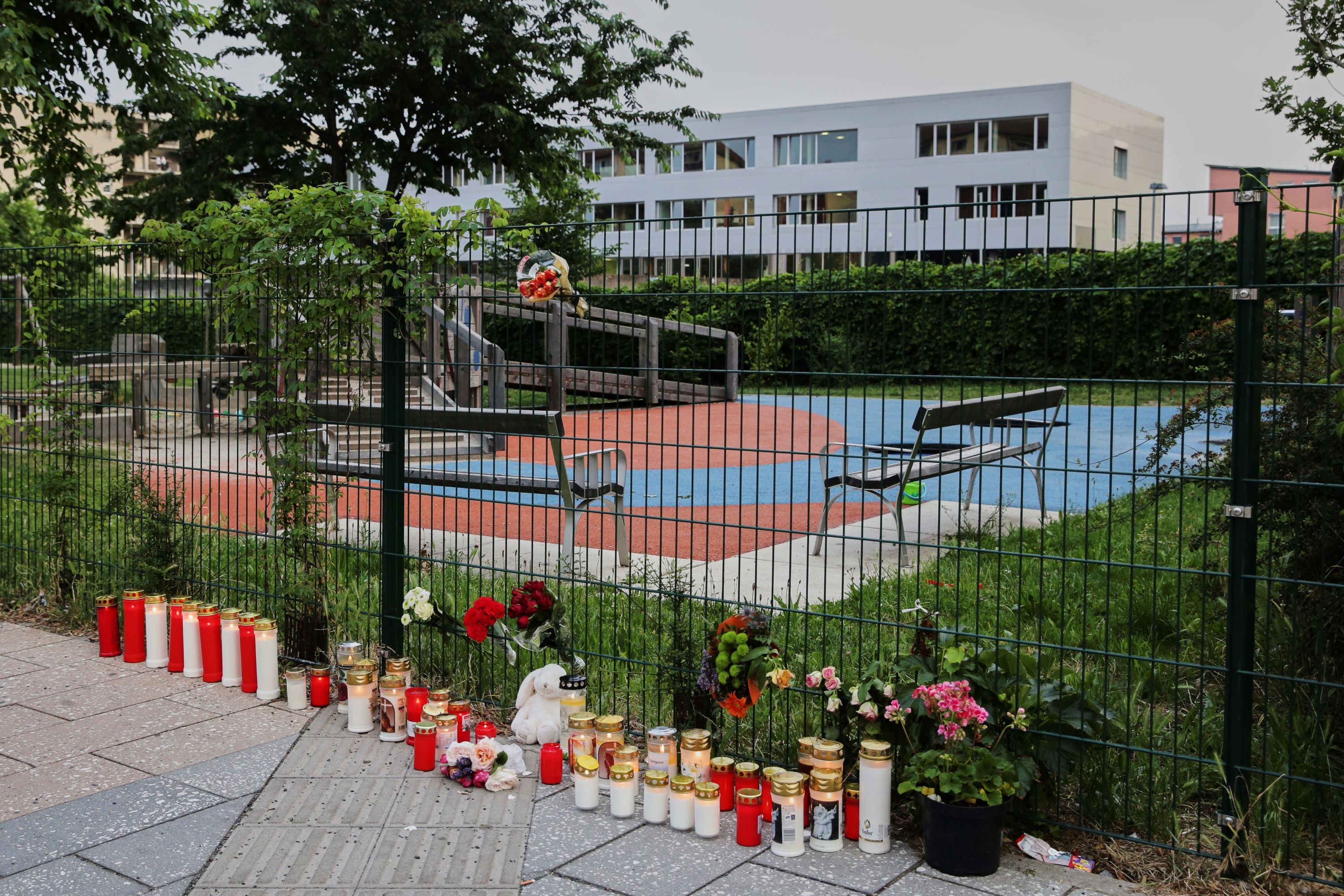 Nach Amoklauf in Graz: Blumen und Kerzen liegen am Eingang der Schule