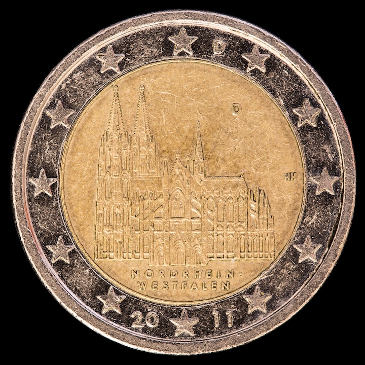 The highly sought-after two-euro coin with a depiction of Cologne Cathedral.