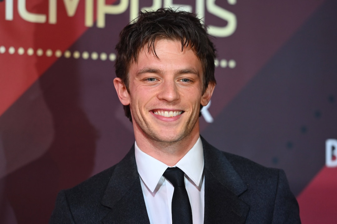 Jannis Niewoehner auf dem rotem Teppich.