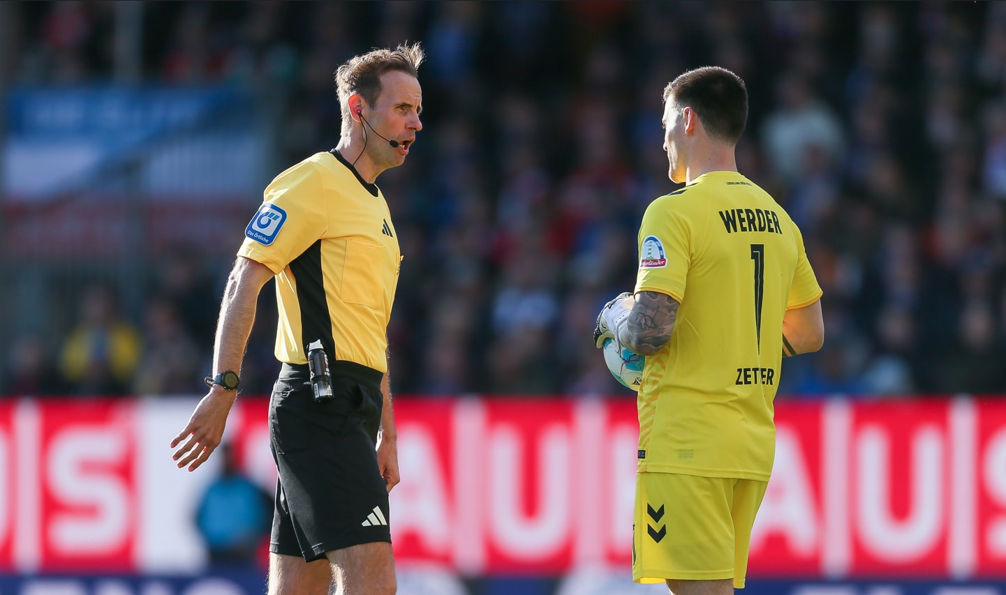 A Uefa introduziu uma nova regra que também será relevante para o árbitro da Bundesliga, Sascha Stegemann (esq.)
